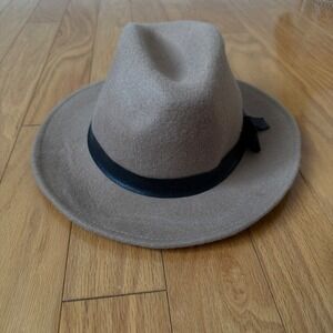 World Market Women's Tan Wool Fedora Hat with Black Band Bow Accent‎